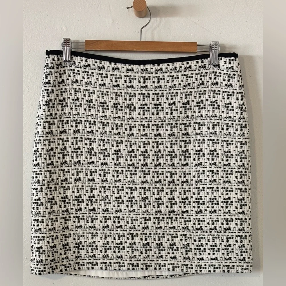 🌸 Vince Camuto Size 10 Black and White Textured Woven Patterned Tweed Skirt